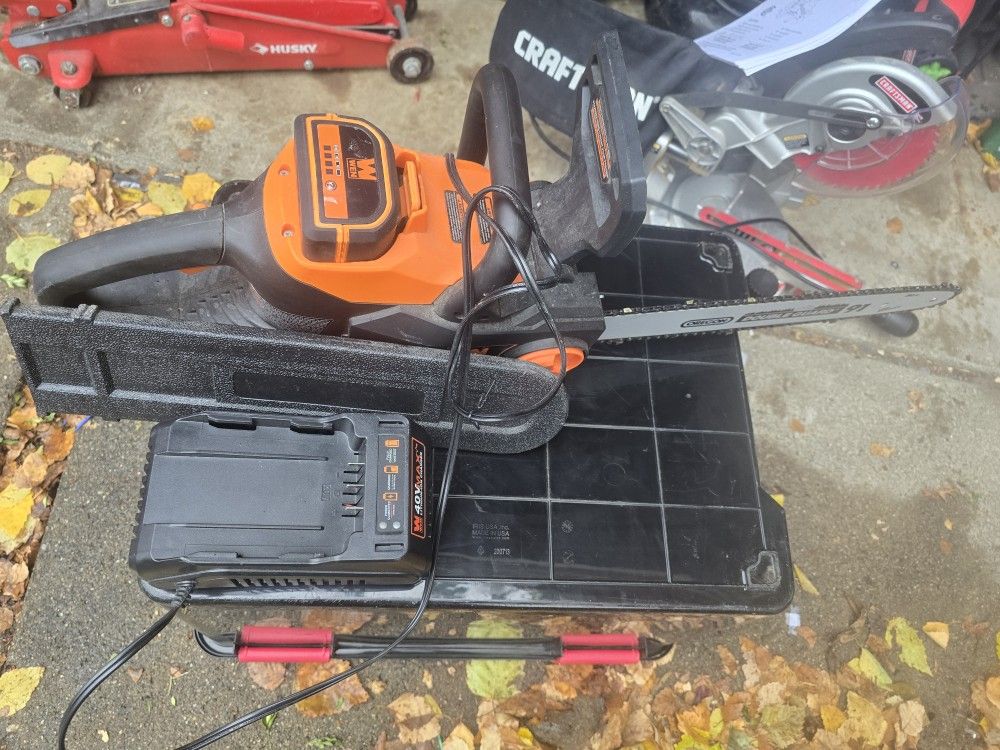 Saw With Battery And  Charger 