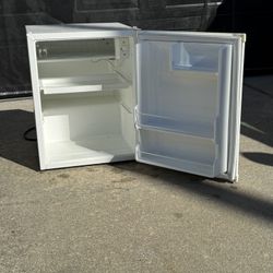 2.6 Cubic Foot Refrigerator