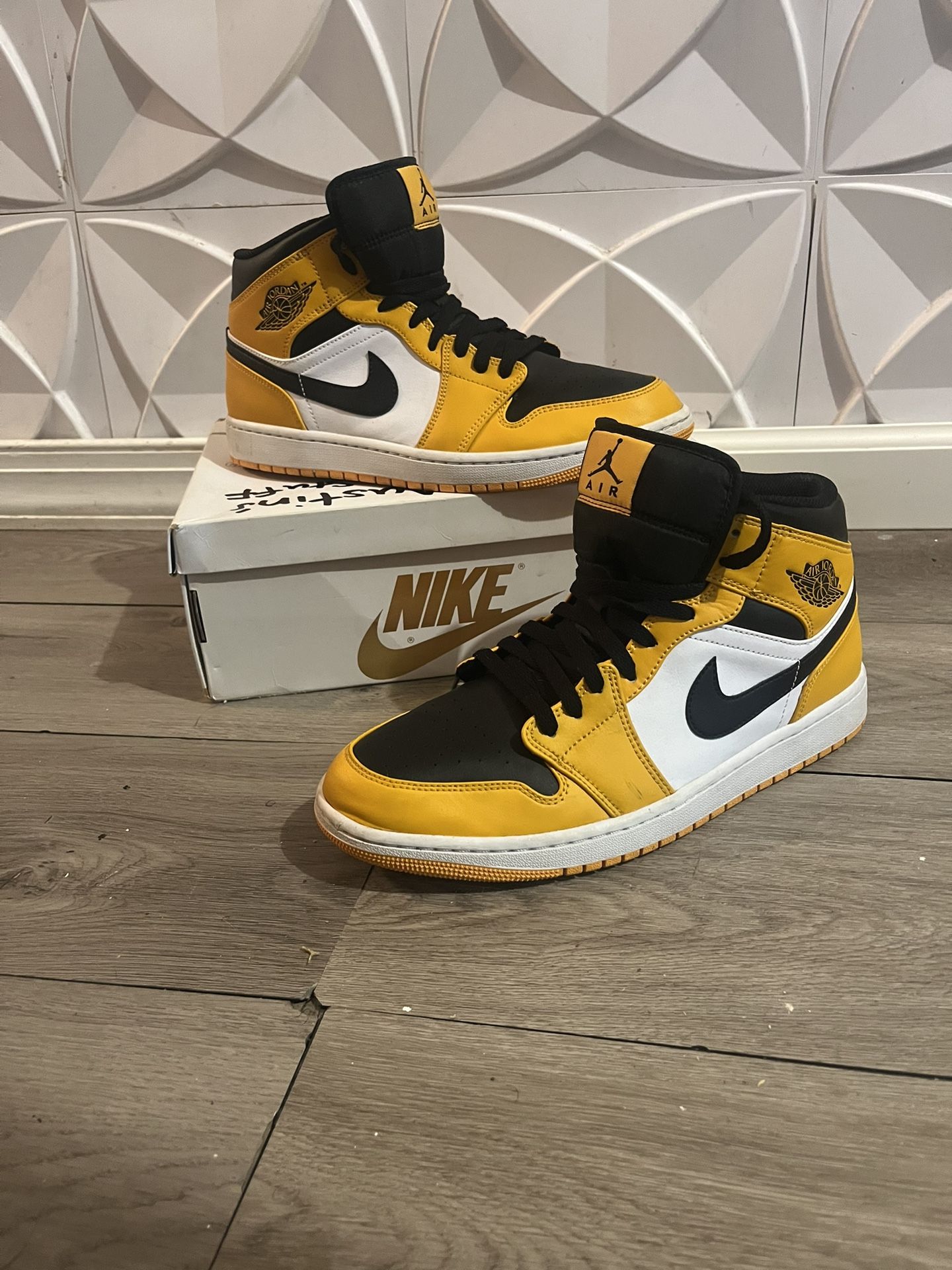 Air Jordan 1 Mid