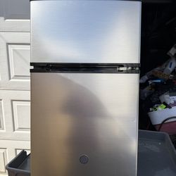 Mini Fridge with Freezer, Compact Refrigerator