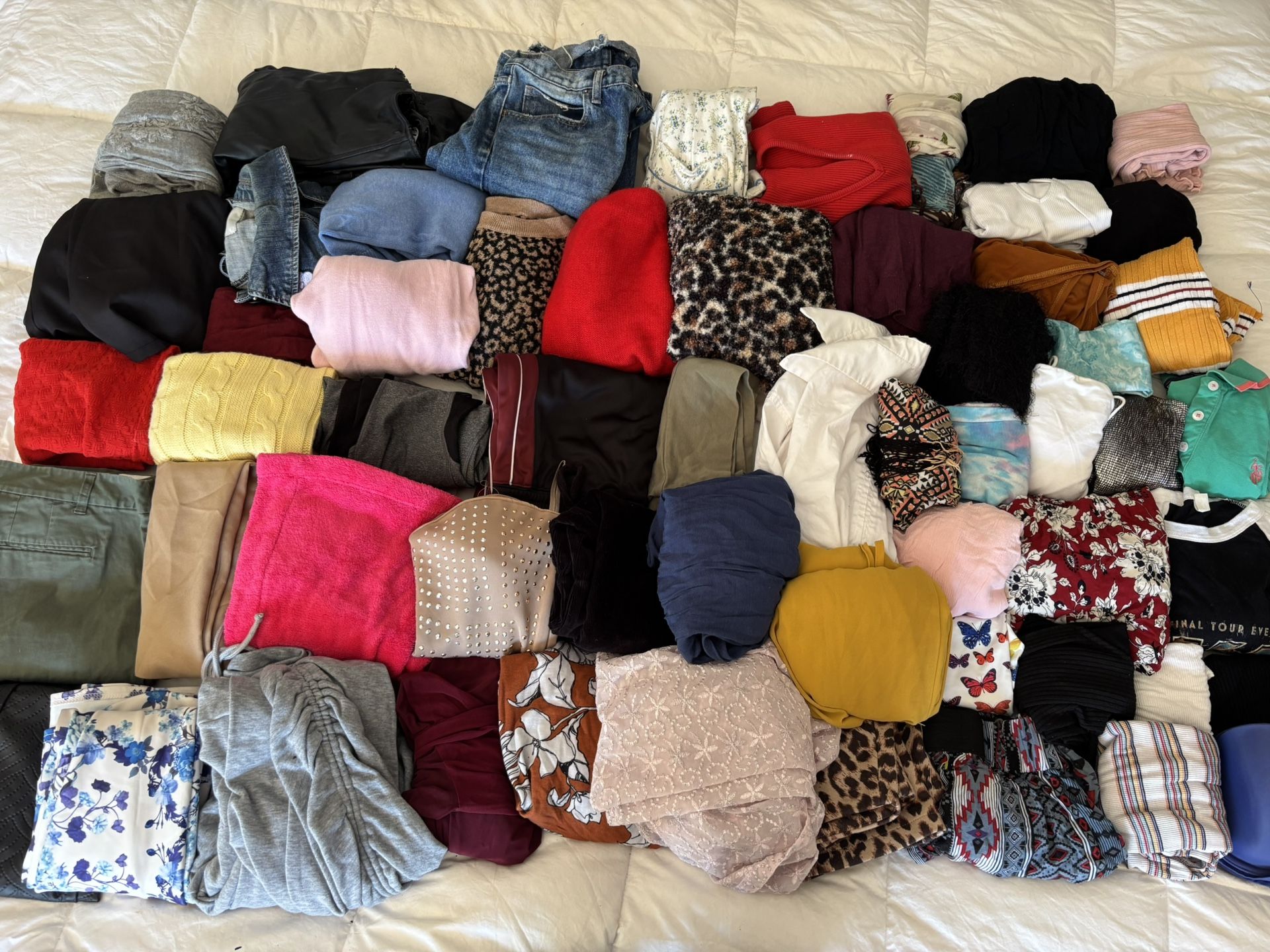 58 ITEM WOMEN’S CLOTHING LOT (Size S/M)