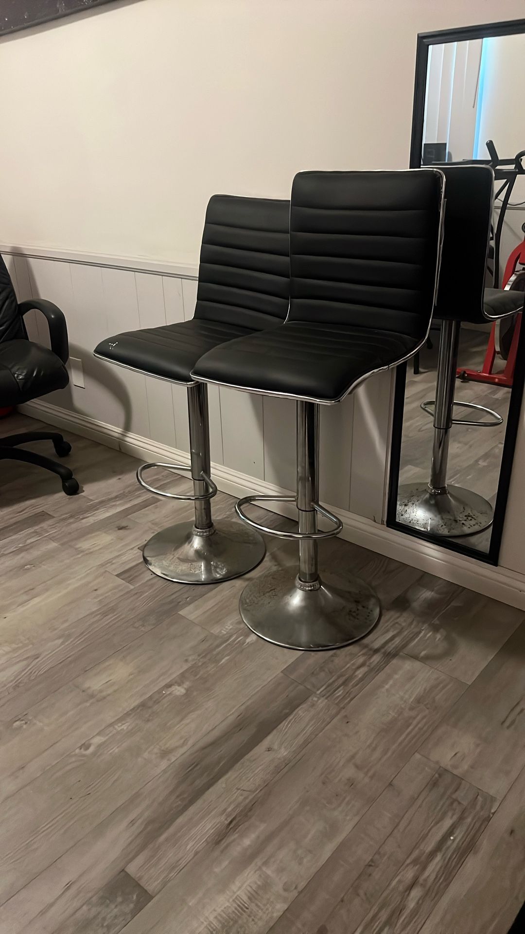 2 Stools/Chairs