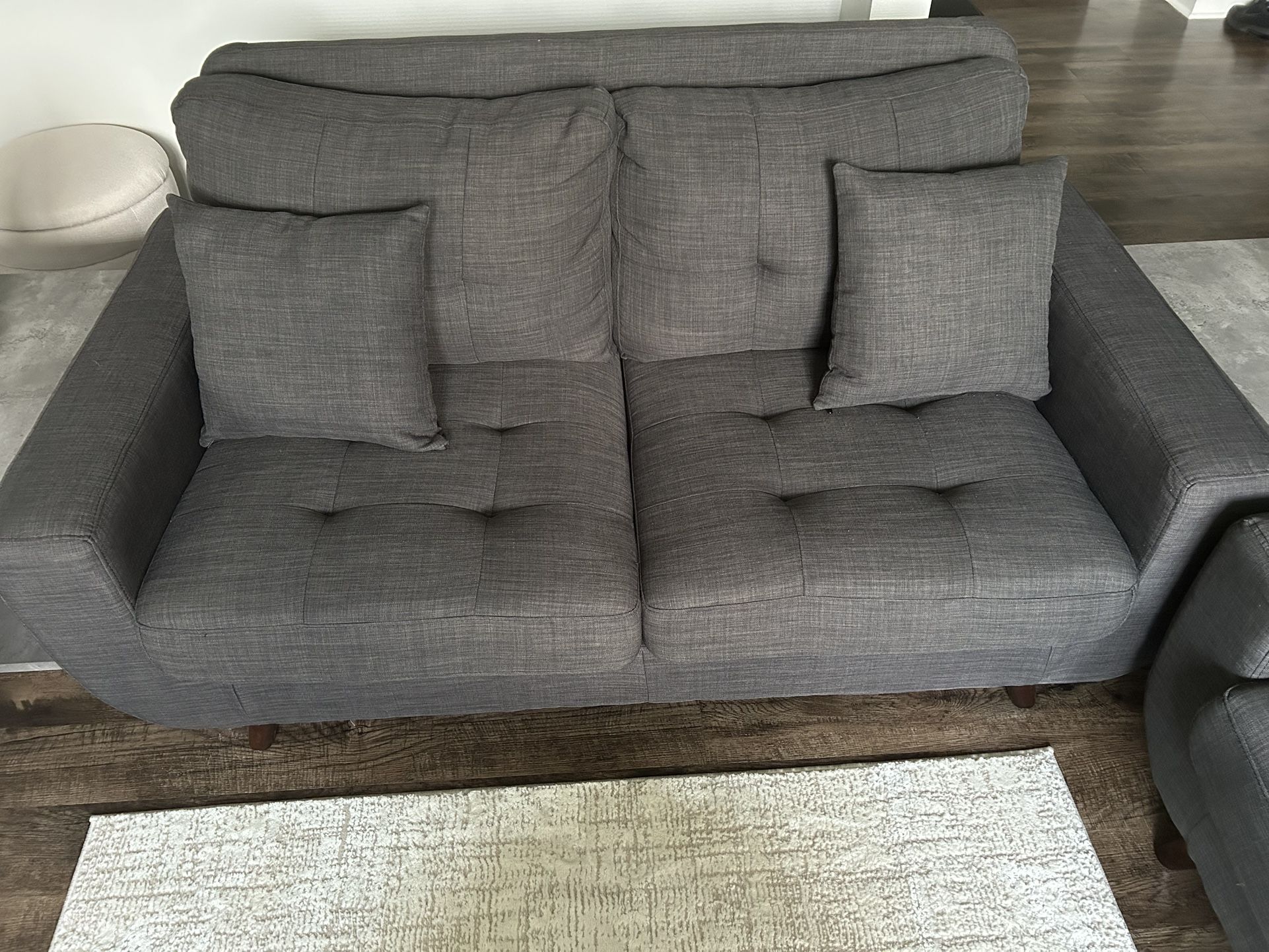 2 Couches (5 seats total)