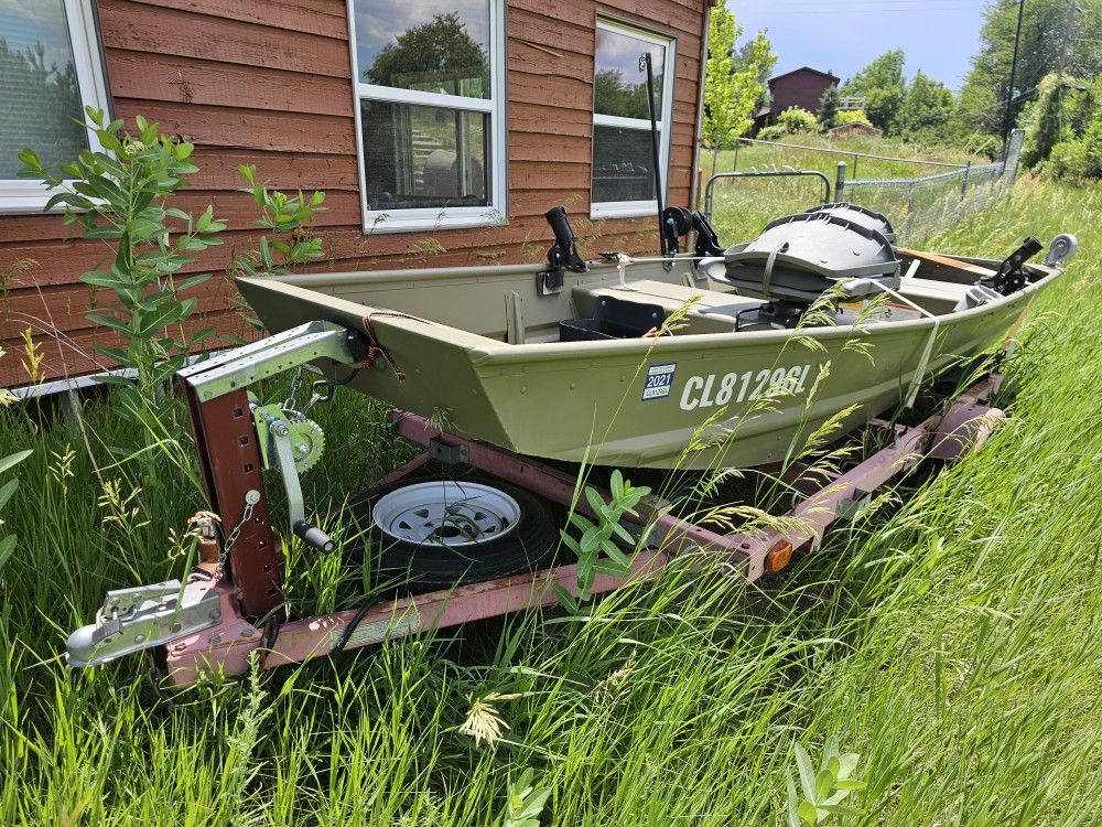 12" Aluminum Squar Nose Boat With Coleman 5hp Moter