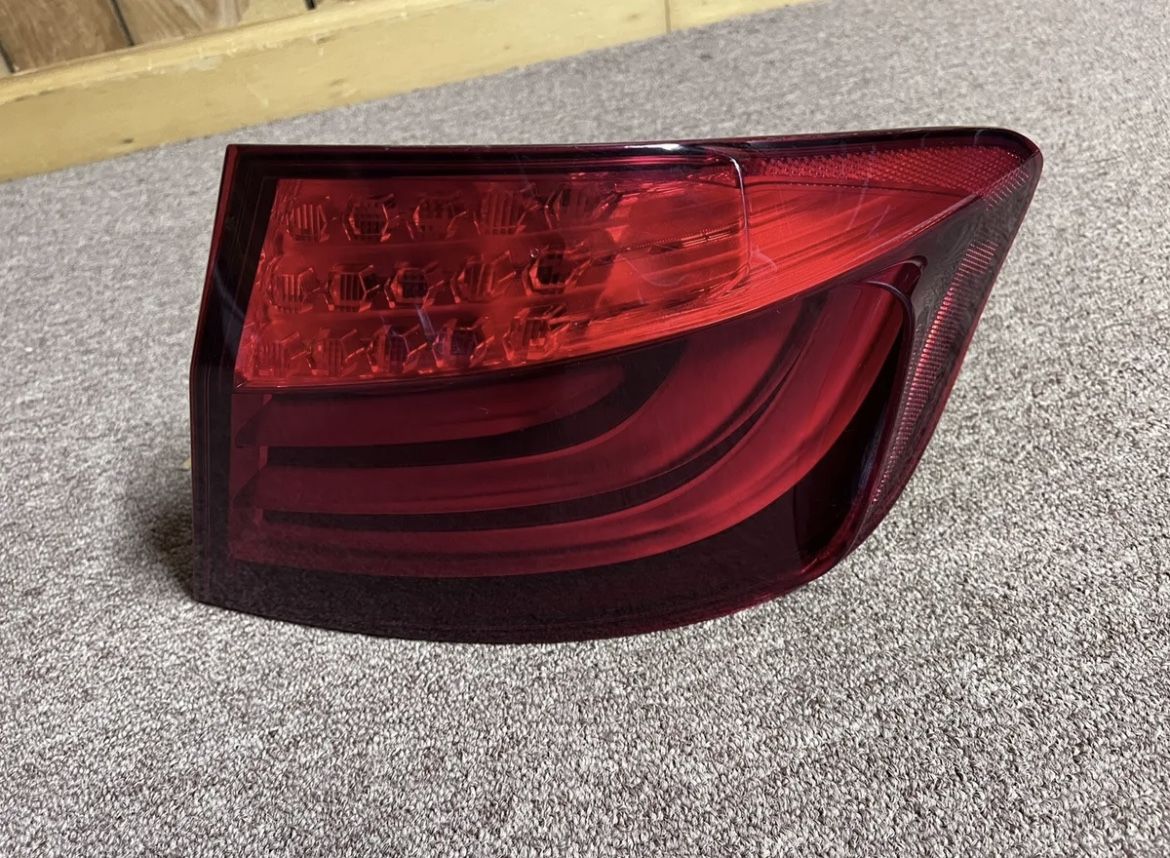 2011 BMW 550i Xdrive Passenger Side Headlight.