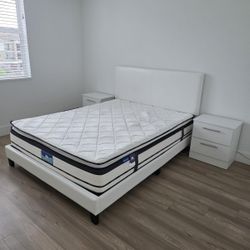 Cama Con Colchón Y 2 Mesas De Noche 