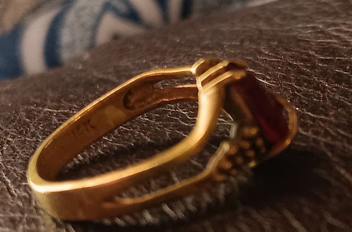 VINTAGE 14K Yellow Gold Ruby