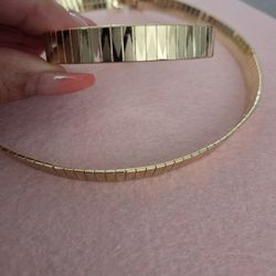 2 Pcs Choker with bracelet.