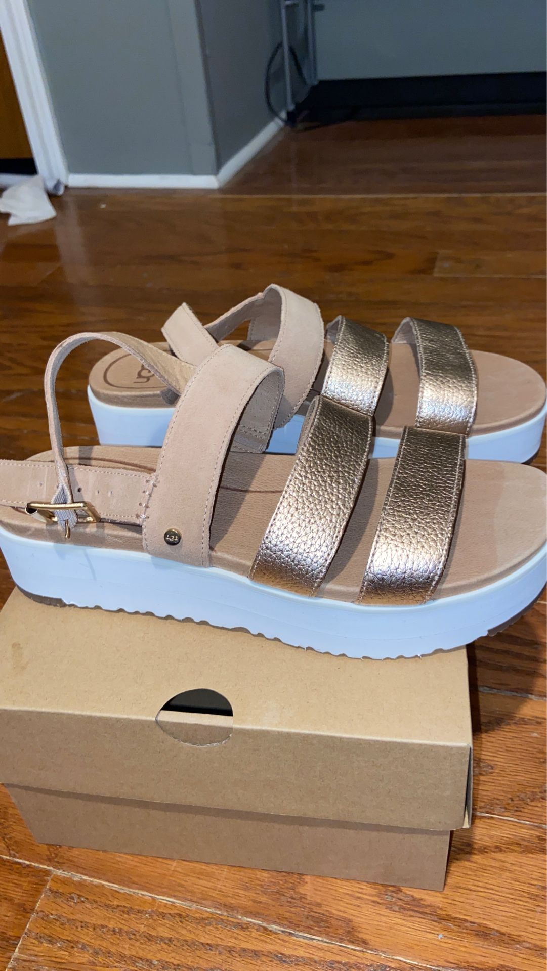 Uggs platforms women’s size 9