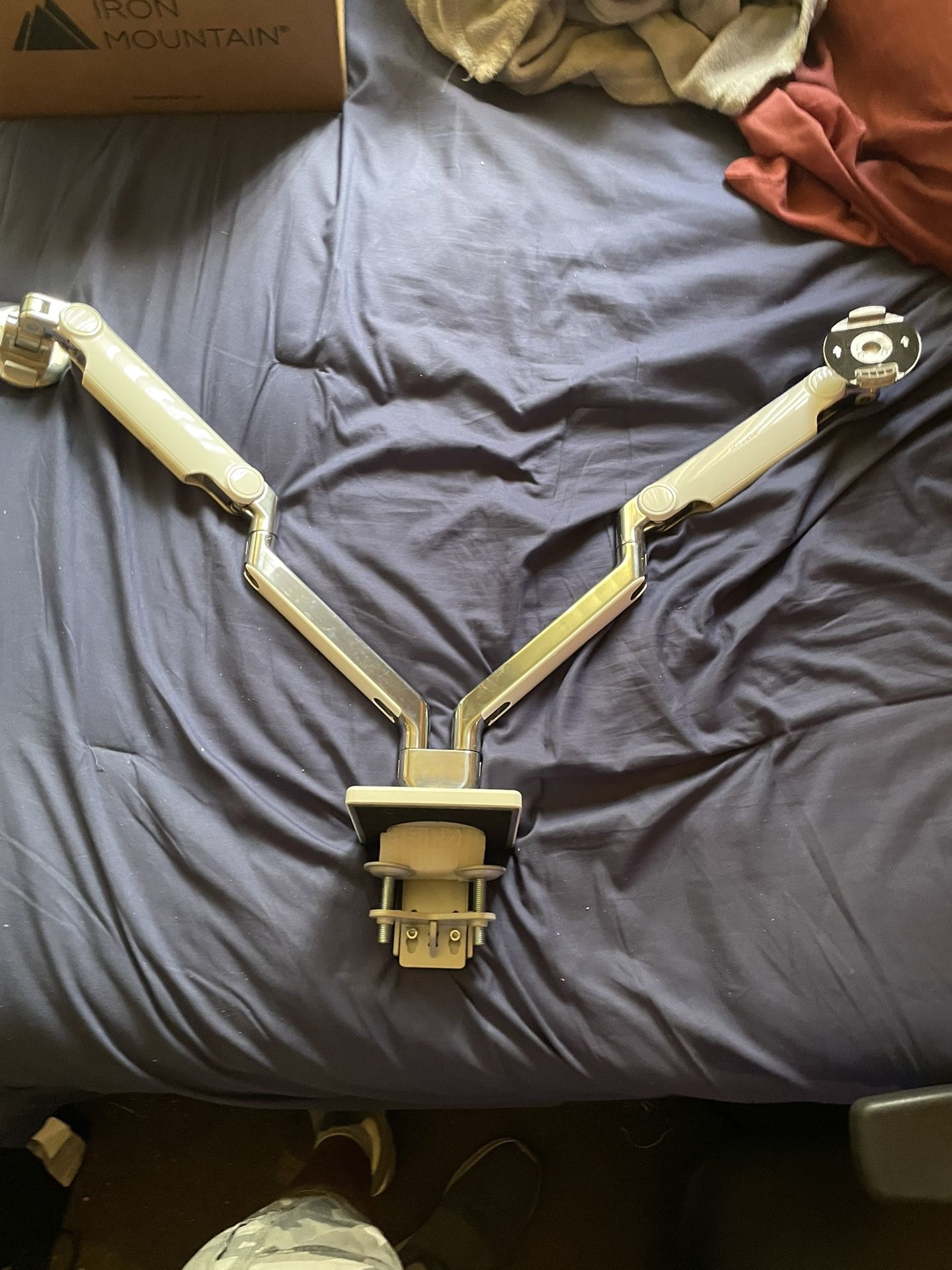 Humanscale Dual Monitor Arm Holder white on chrome really looks nice