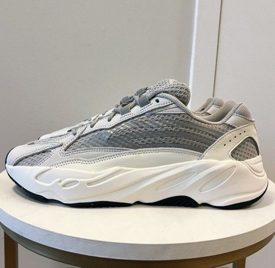 Adidas Yeezy BOOST 700 size 9