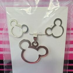 Silver Pendant And Earrings Set. Un Set De Dije Y Aretes De Plata