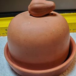 Cute small terra cotta garlic baker, garlic roaster 4.25" x 4.25” x 3.75” / 11cm x 11cm x 9.5cm net weight 10.5oz
There's a small chip on the bottom w
