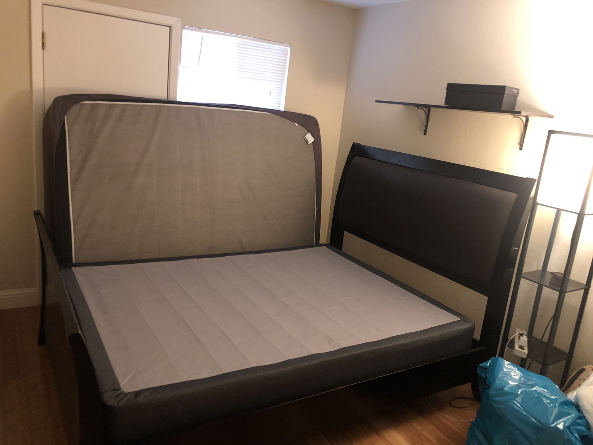 Queen size bed frame. Good condition. Free delivery in San Fransisco in the next 3 hours