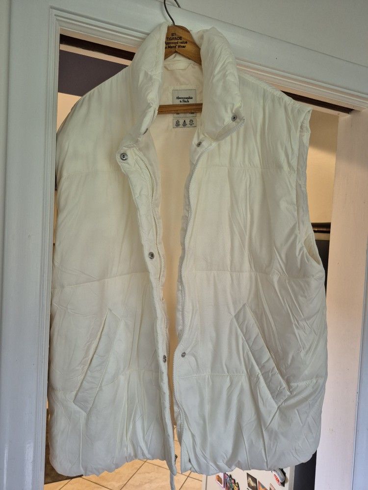Women's Ambercrombie & Fitch White Puffer Vest (XL)
