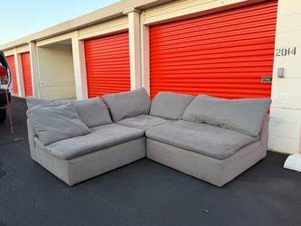 Bob’s Furniture 3 Piece Modular Sectional *FREE DELIVERY 🚚