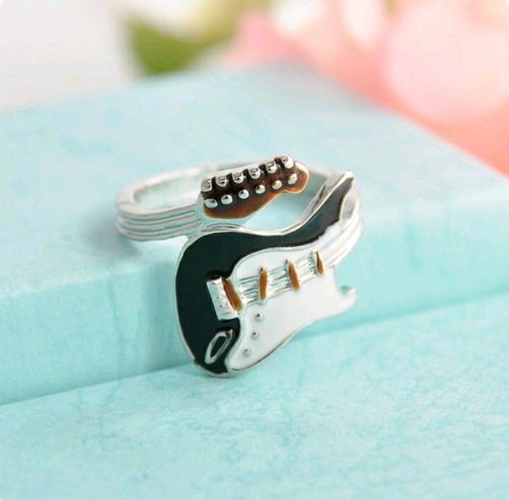 Wrap around guitar ring