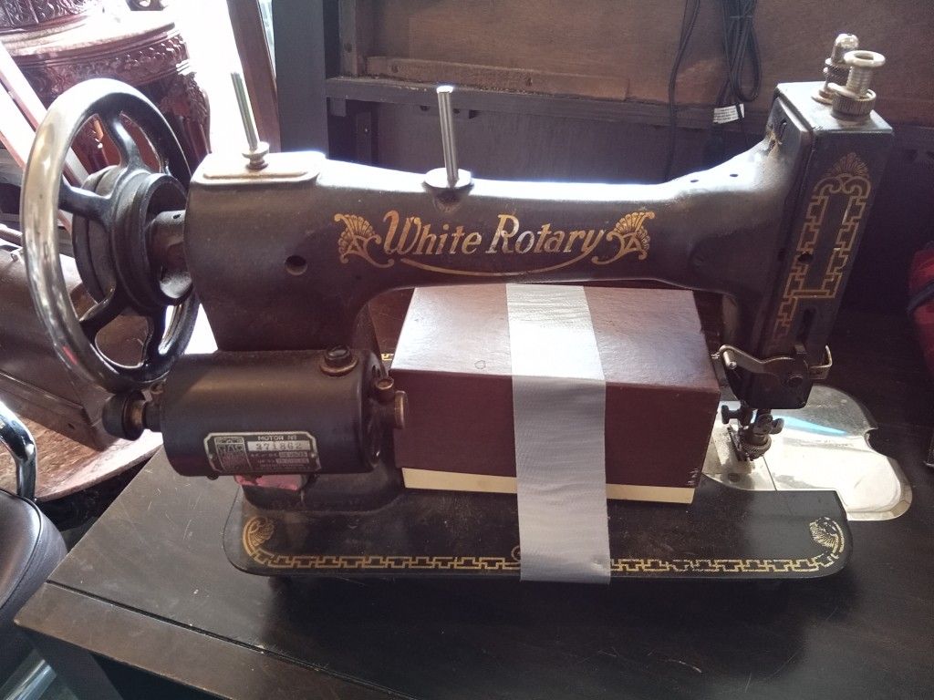 Singer White Rotary Sewing Machine 