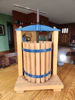 Tabletop fruit press