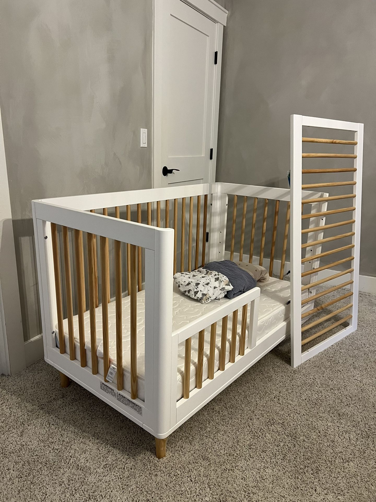 Babyletto Lolly 3/1 Crib & Halo Breathable mattress/muslin sheets