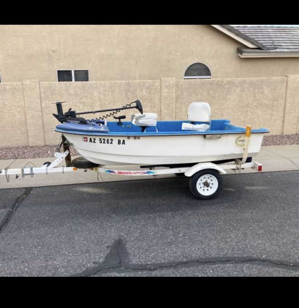 10 FT FIBERGLASS TRI-HULL FISHING BOAT