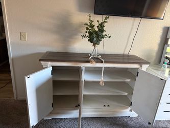 Dining server