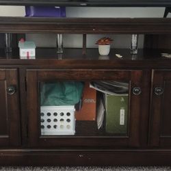 wooden TV table (mesa de madera para tv)