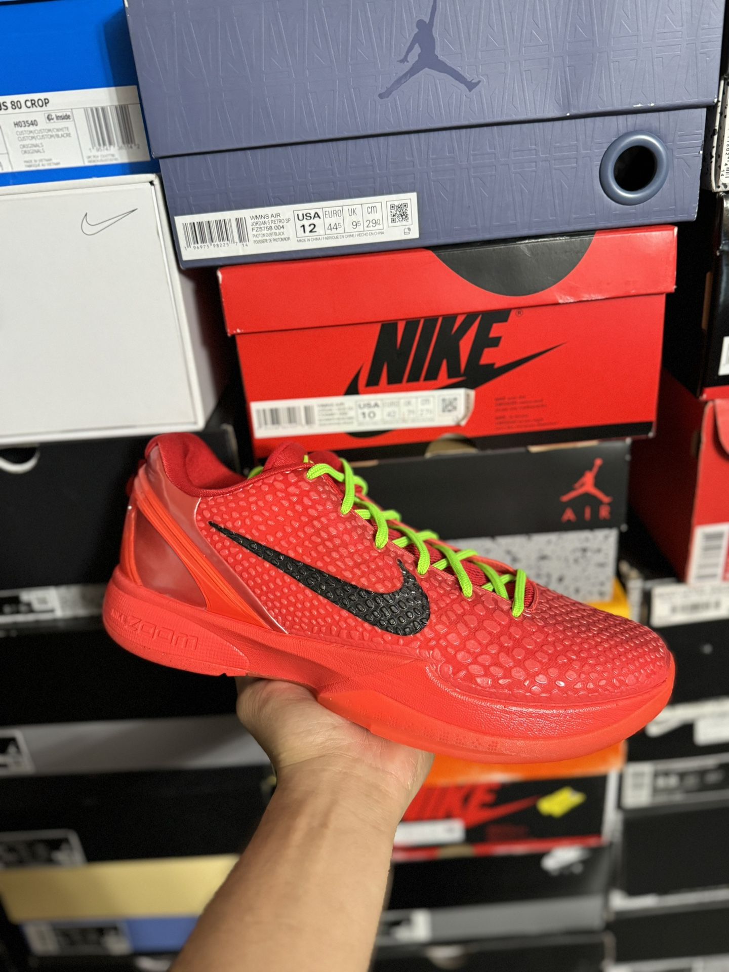 Kobe Protro Reverse Grinch size 11 Close To PADS - Main Image