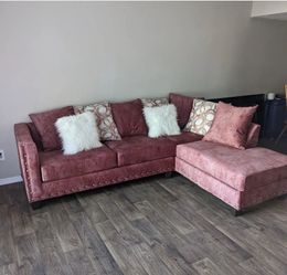 Cassie Velvet Sectional w Pillows 