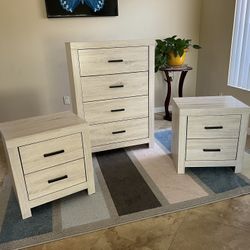 Beautiful Brand New 4 Drawer Chest And 2 Nightstands 