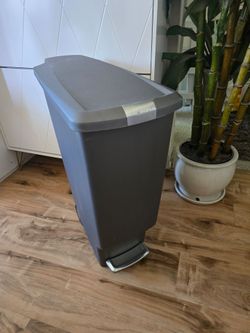 Simplehuman 40 liter trash Can/ quiet lock