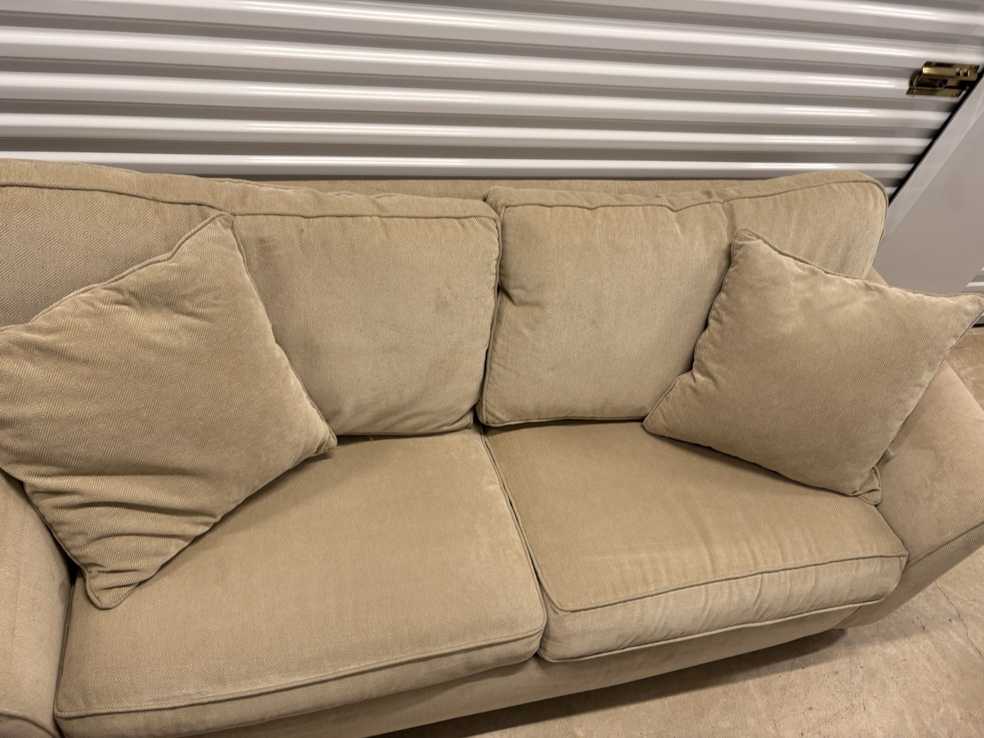 Pull Out Sofa With 2 Pillows