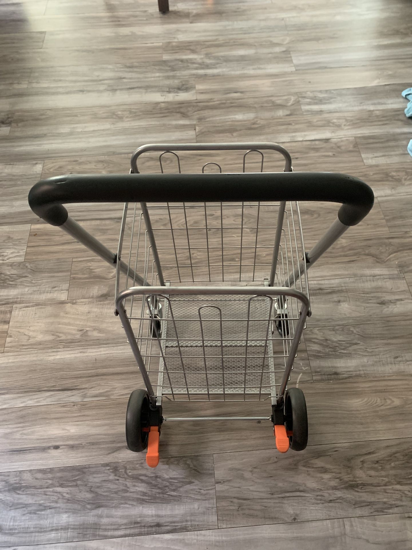 LIGHTWEIGHT FOLDING SHOPPING TROLLEY 