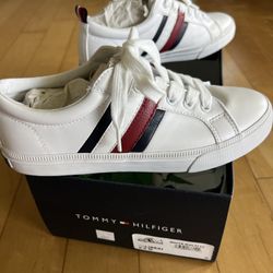 Very Pretty WOMENS Tommy Hilfiger Size 6 Like New In Box