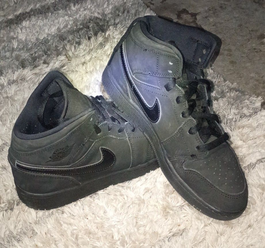 Air Jordan 1 Mid 'Triple Black' 554725-056