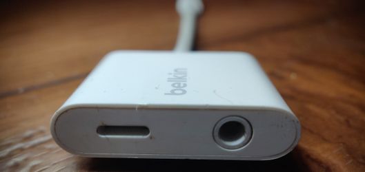 Belkin Lightning headphone connector w/ Simultaneous Charging