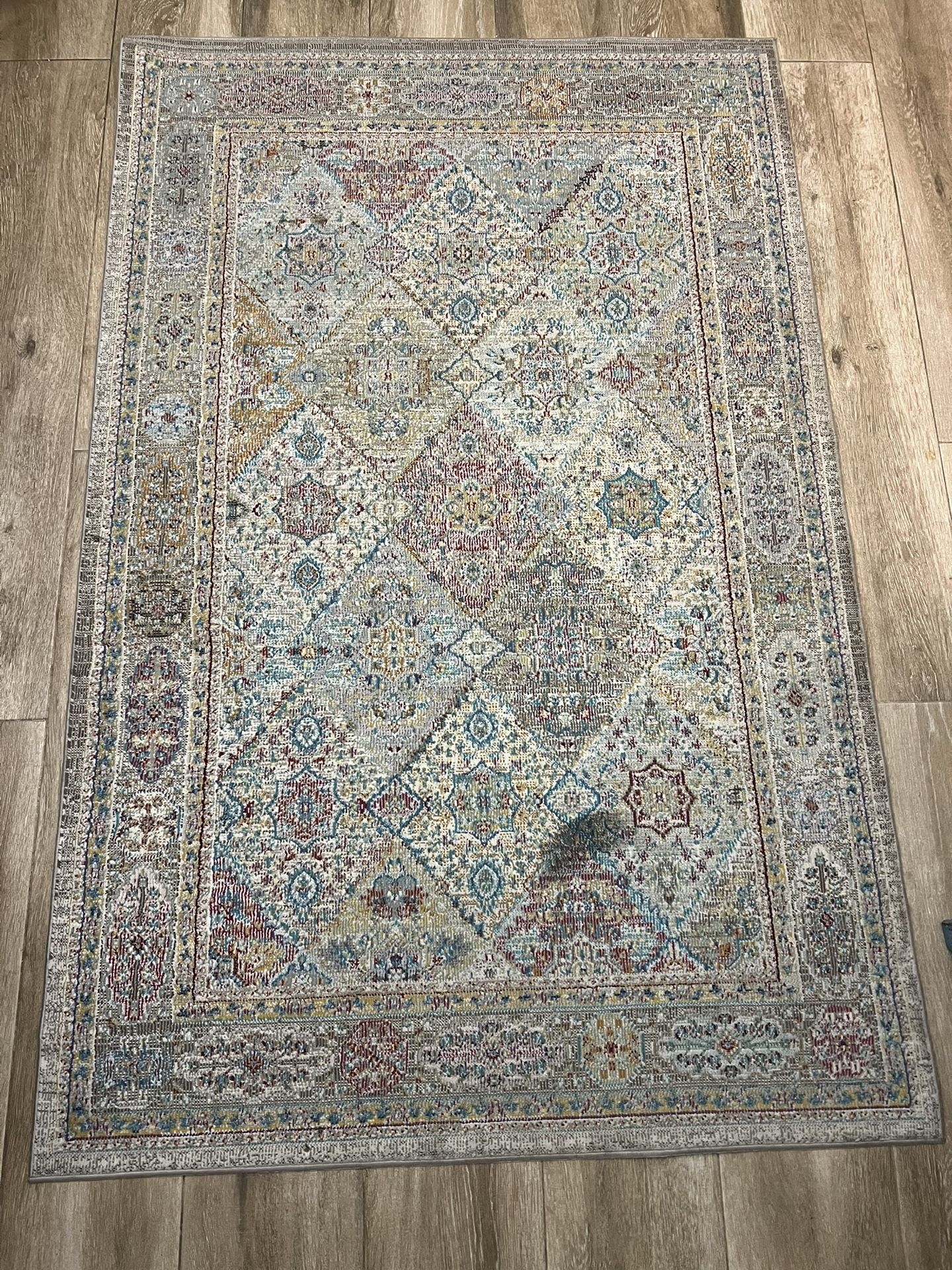 Beautiful Safavieh Aria 4x6 Area Rug – Multi-Color – Used