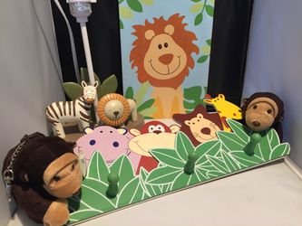 Kid’s lion and jungle decor