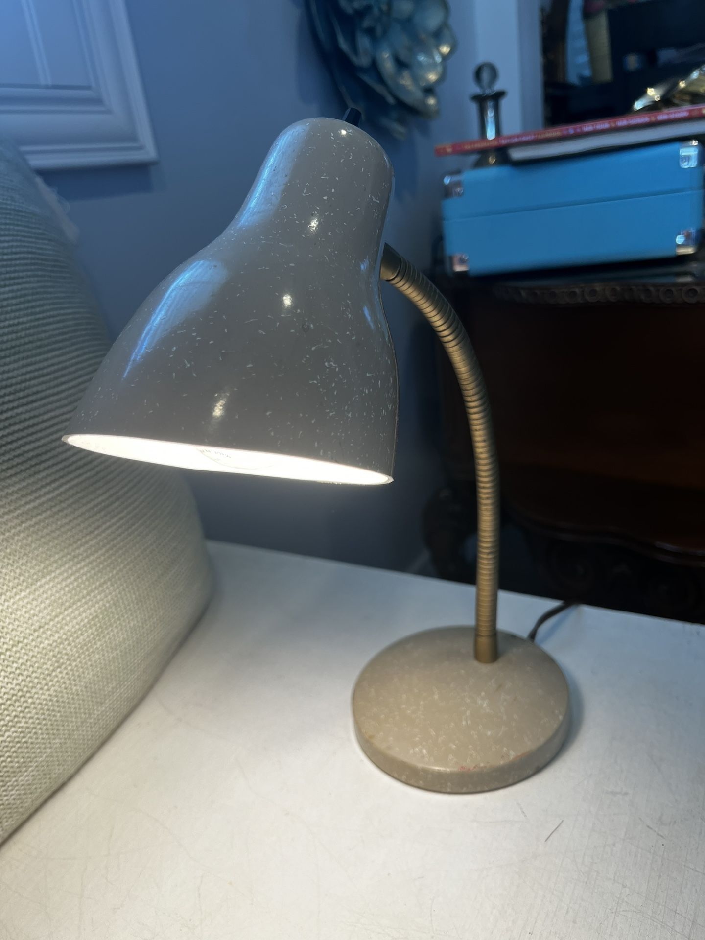 UNDERWRITERS LABORATORIES PORTABLE DESK LAMP