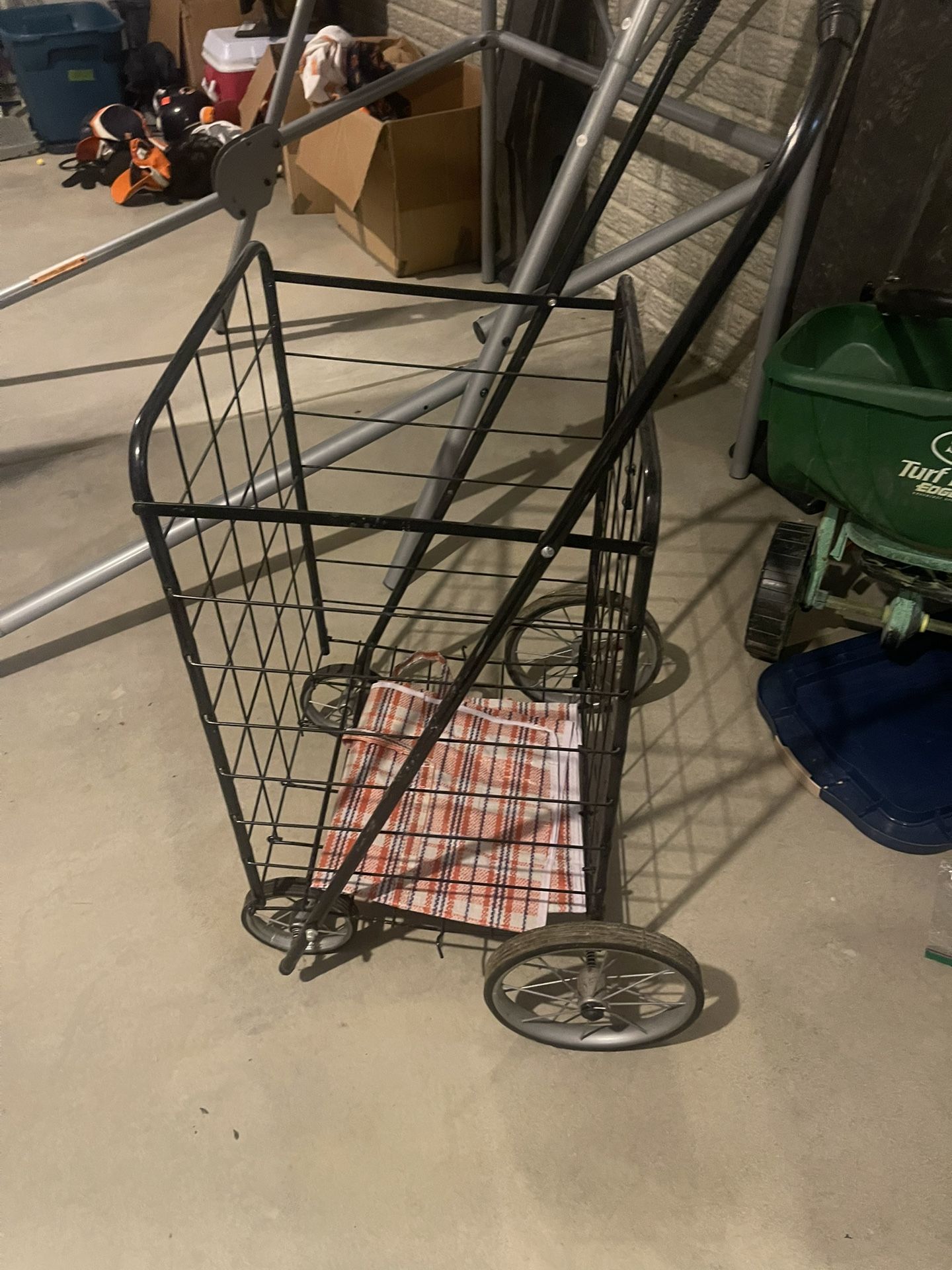 Collapsible grocery cart with wheels