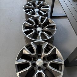 Selling 20”inch Chevy rims (good condition)