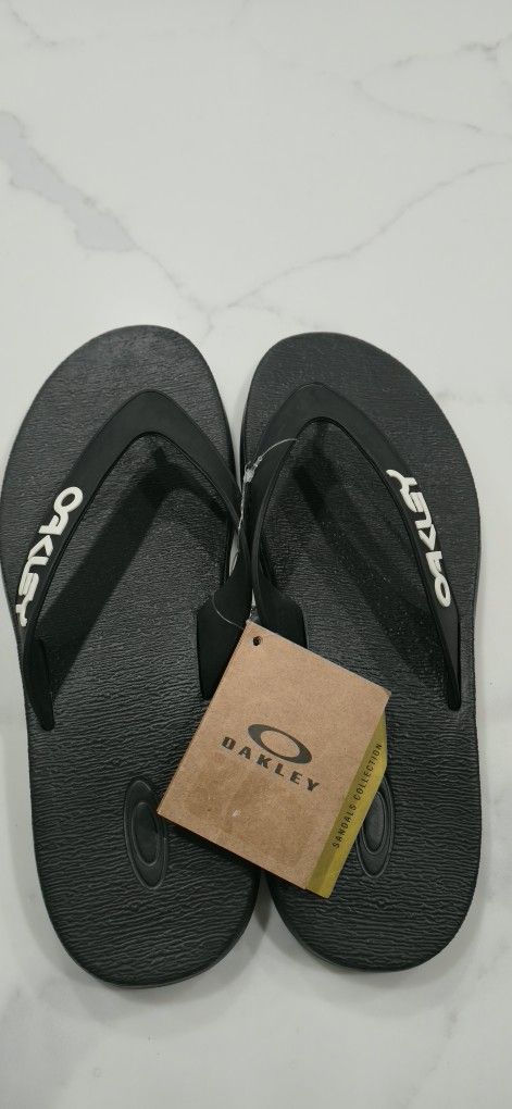 Oakley Sandals Collection Men's B1B Flip Flops. Black. Size 13. Brand New With Tags And Box
