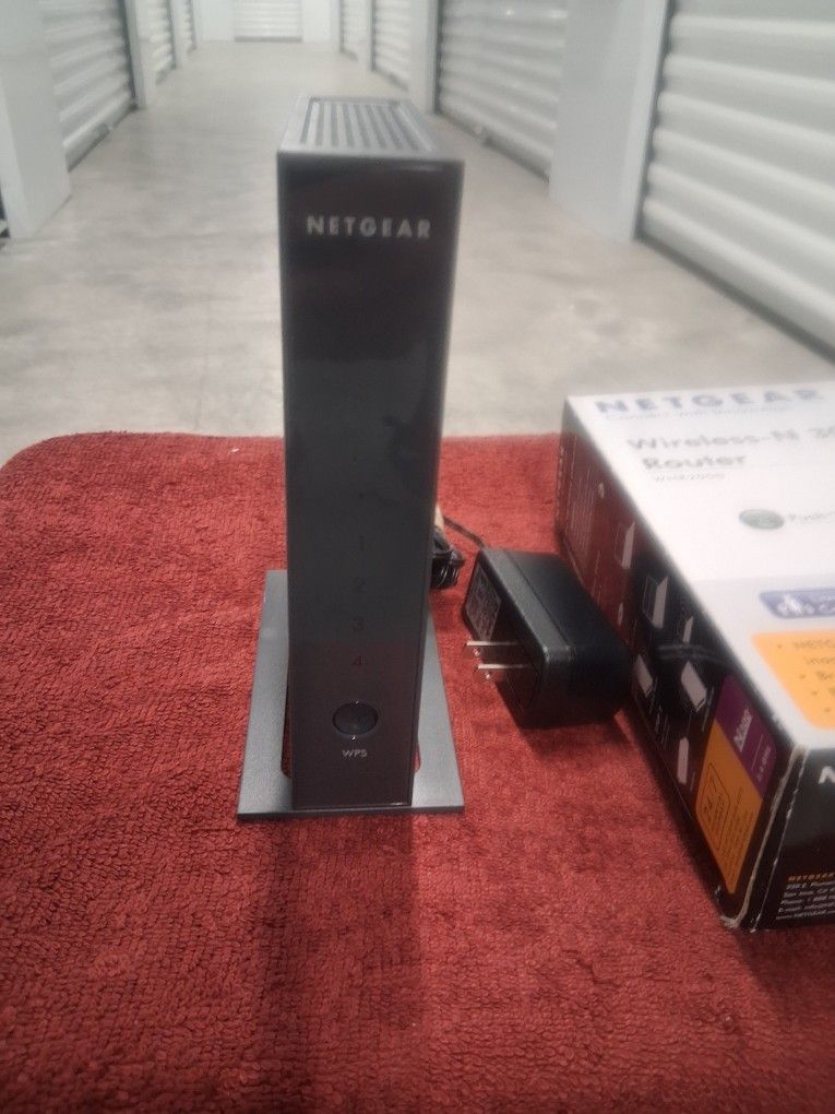 GREAT DEAL ON A "NETGEAR" WIRELESS ROUTER, GREAT FOR BETTER INTERNET CONNECTION AND ESPECIALLY GAMING, PRICED TO SELL!!!