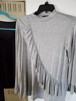 Ladies grey top w ruffle
