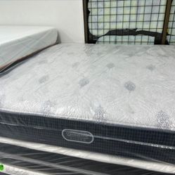 Like New King Size Beautyrest Mattress 