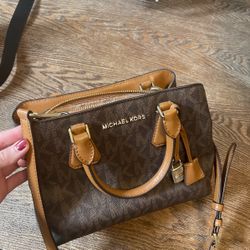 Micheal Kors crossbody 