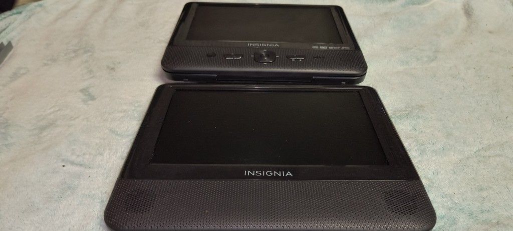 Insignia - 10" Dual Screen Portable DVD Player - VG