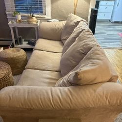 Couch - Pull Out Queen Bed

In Hudson -  no pets or kids. The pull out bed is in great condition! I bought it about 5 years ago from Ashley