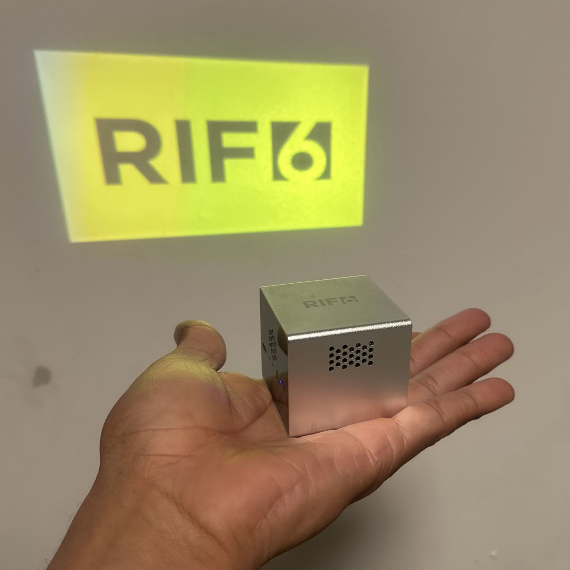 Mini Proyector 1080 HD Como Nuevo Listo Para Usar En Cual Quier Pared Blanca Fuera O Dentro De Casa Es Recargable