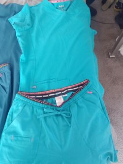 4 Sets Of Scrubs Size Large 12 Dlls A Set 